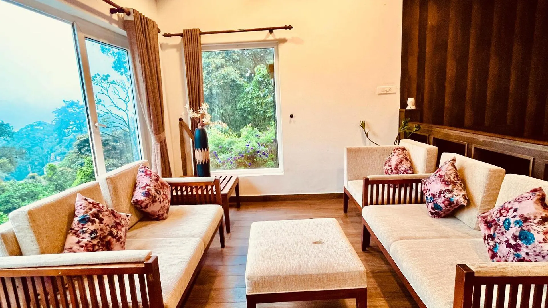 Nature Valley Farmhouse Resort By Raarees, Munnar #Lap Of Nature #Premium Rooms #Big Parking #Scenic View #Garden With Fireplace #Property Of The Year