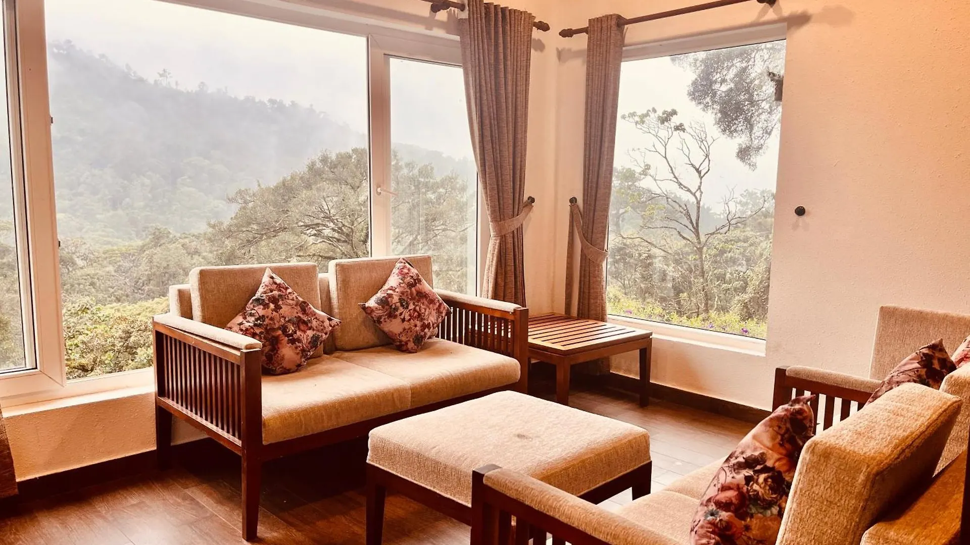 Nature Valley Farmhouse Resort By Raarees, Munnar #Lap Of Nature #Premium Rooms #Big Parking #Scenic View #Garden With Fireplace #Property Of The Year 4*,  الهند