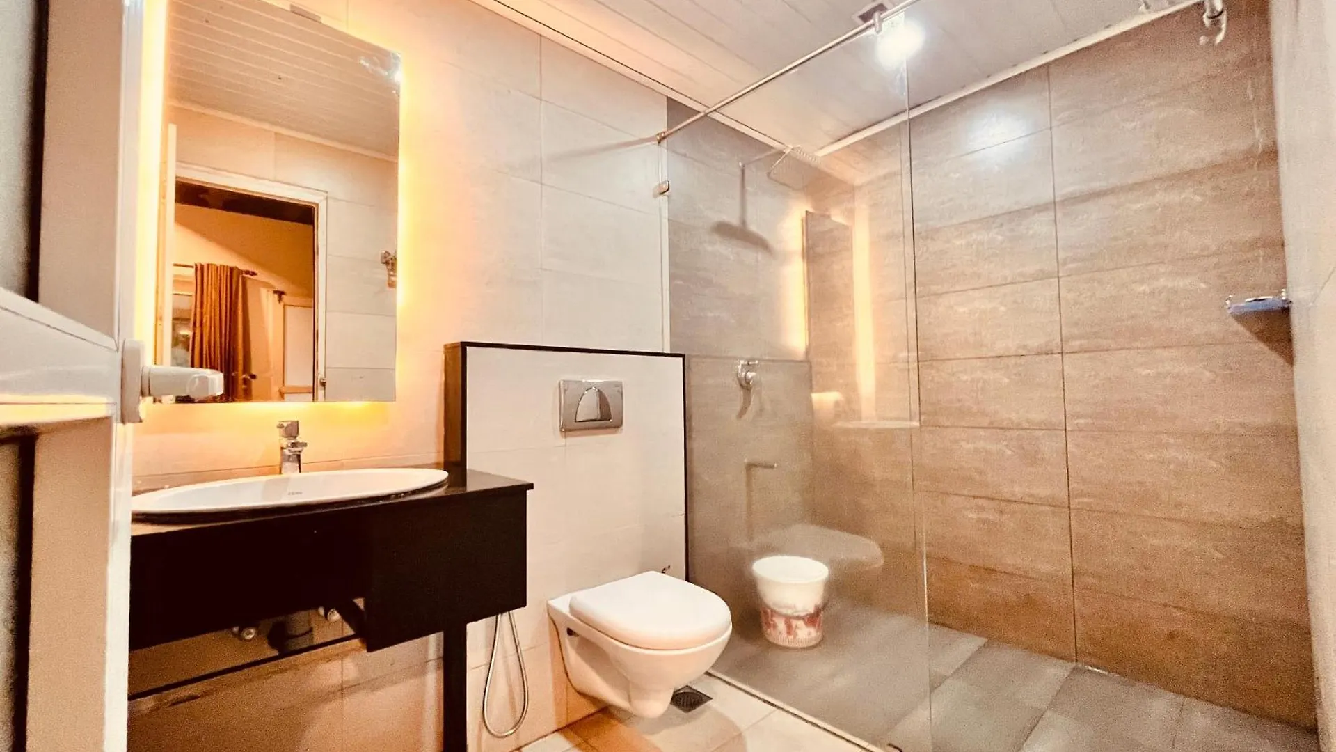 Nature Valley Farmhouse Resort By Raarees, Munnar #Lap Of Nature #Premium Rooms #Big Parking #Scenic View #Garden With Fireplace #Property Of The Year 4*,  الهند